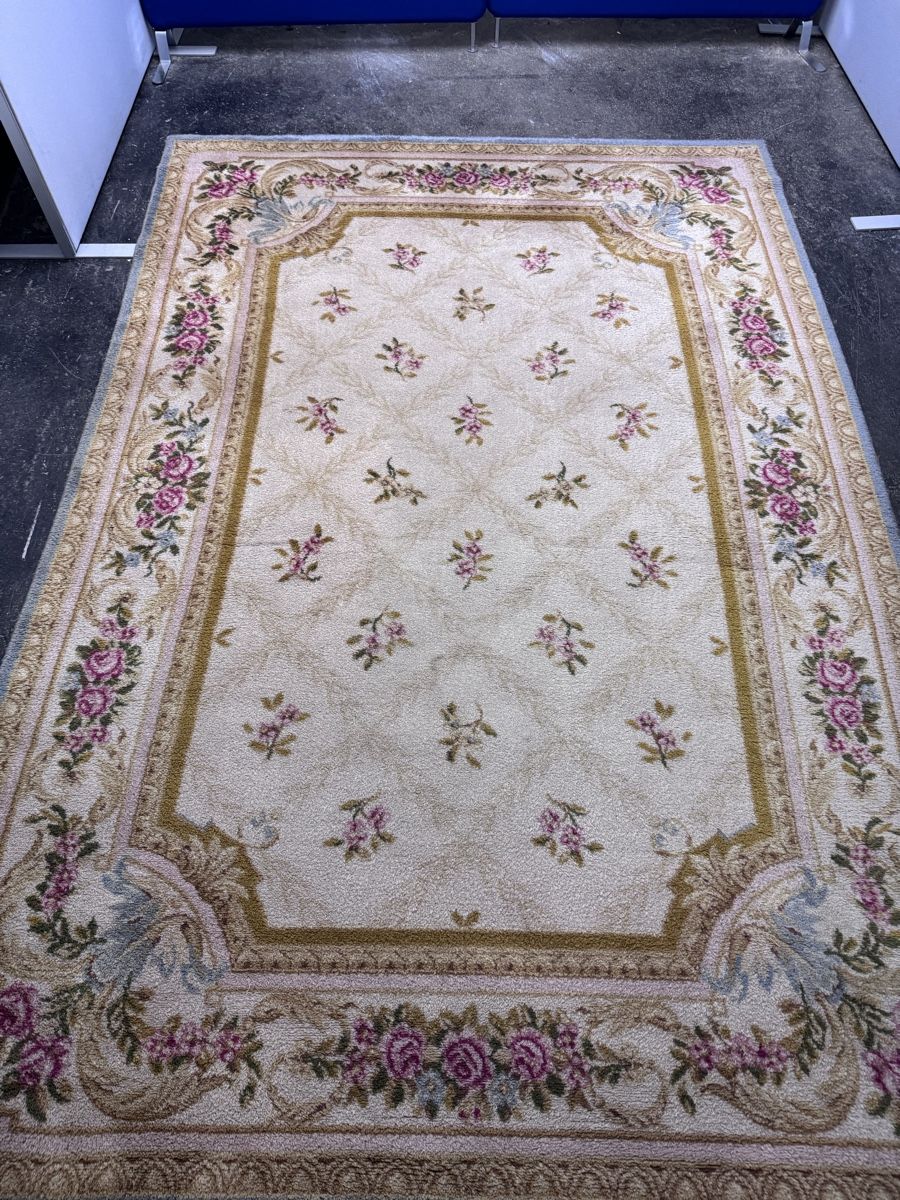 Tapis: Teppich mit Rosenmuster 196x290cm  – D'occasion à Bern par samryan
