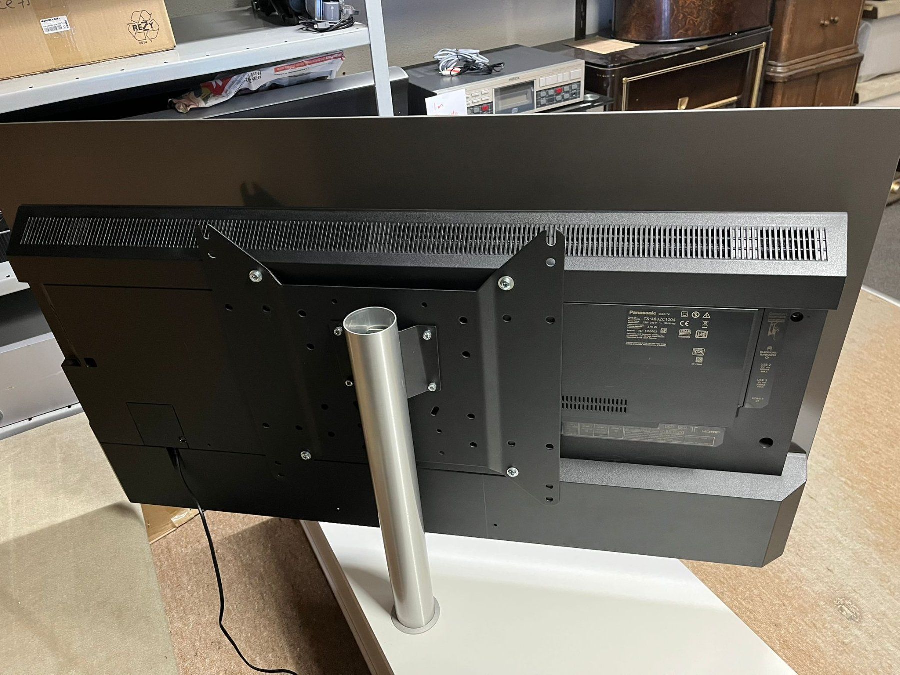 Panasonic Televisori: Panasonic OLED TV inkl. Möbel und Canton Lautsprecher – Usato da Lachen SZ venduto da fma8852 4