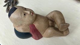 Buddha-Kind auf Ball Asiatische Kunst Holzfigur