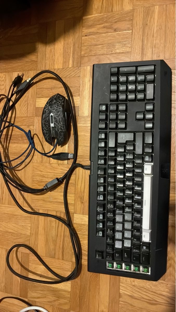 Razer Tastaturen: Clavier razer et souris noir – Gebraucht aus Semsales von R.zz_llo7