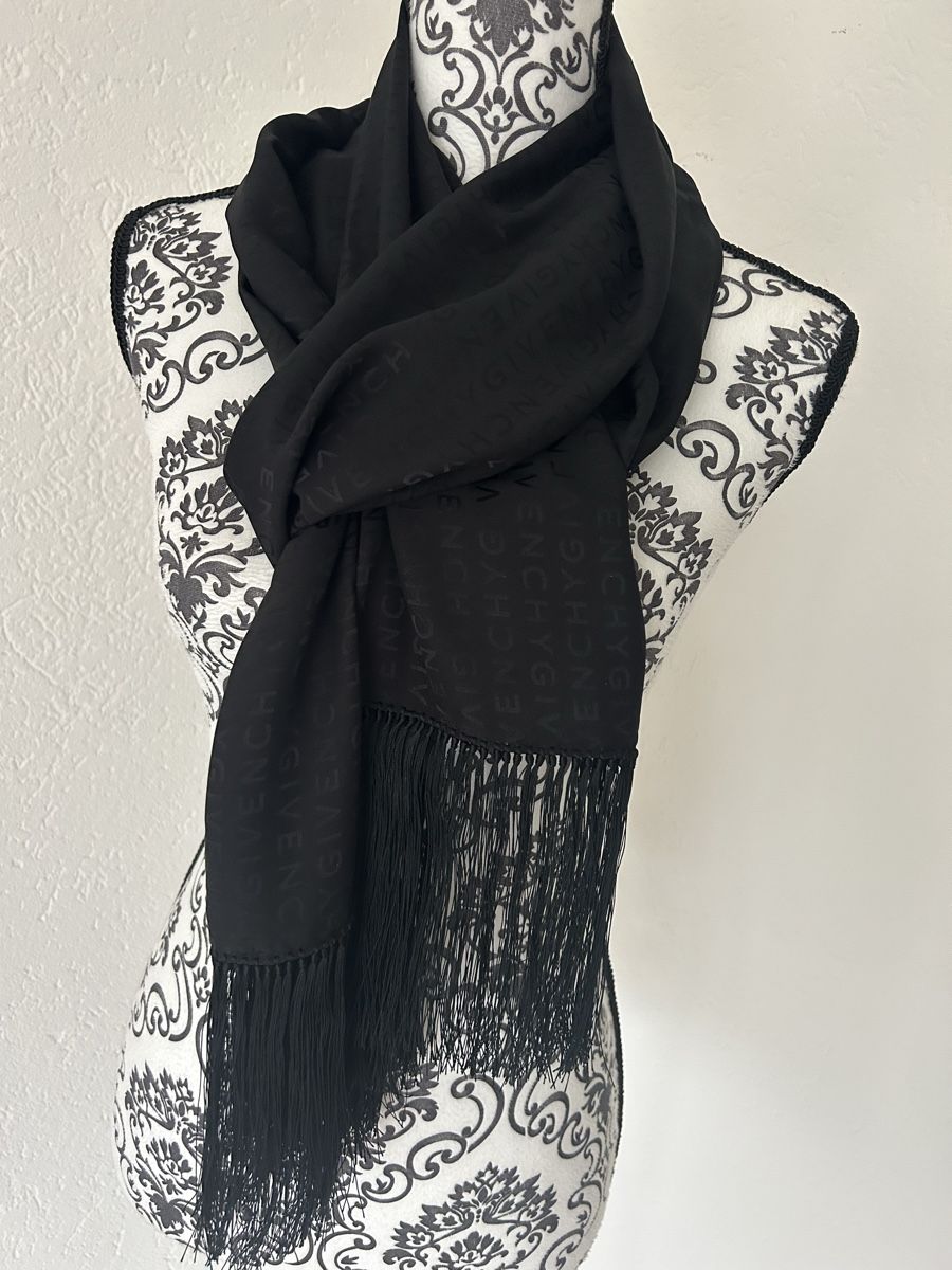 Givenchy Foulard & Sciarpe: Sciarpa GIVENCHY donna NEW! – Nuovo e nell'imballaggio originale da Locarno venduto da Matic04