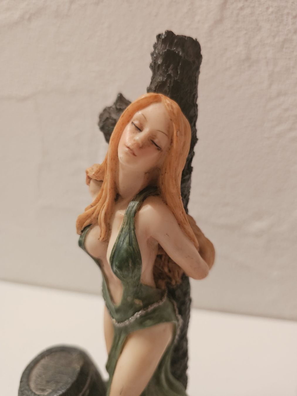 Figuren: Dekorative Frauenfigur an einen Baum gebunden – Gebraucht aus Meisterschwanden von Luluku 4