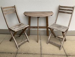 Kleiner Balkontisch zum Ausklappen und zwei Klappstühle
