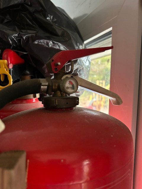 Extincteurs: grosser Feuerlöscher – D'occasion à Dürnten par Kiosk7 2