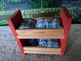 Puppenbett Holz rot natur mit Inhalt von Tok fürs Puppenhaus
