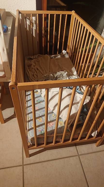 Betten: Kinderbett Babybett mit Matraze – Gebraucht aus Grenchen von Zombiepolizist