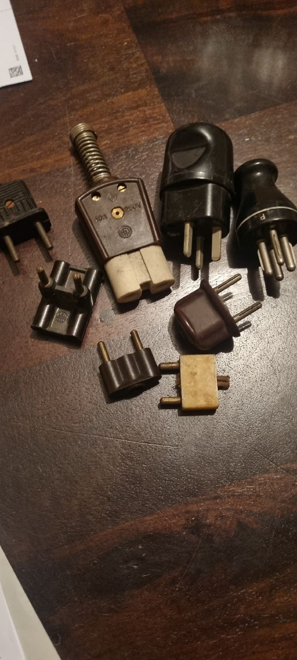 Componenti elettronici: Alte Bakelit . Netzstecker  Elektro Teil verschiedene Teile – Usato da Basel venduto da Jcva 6