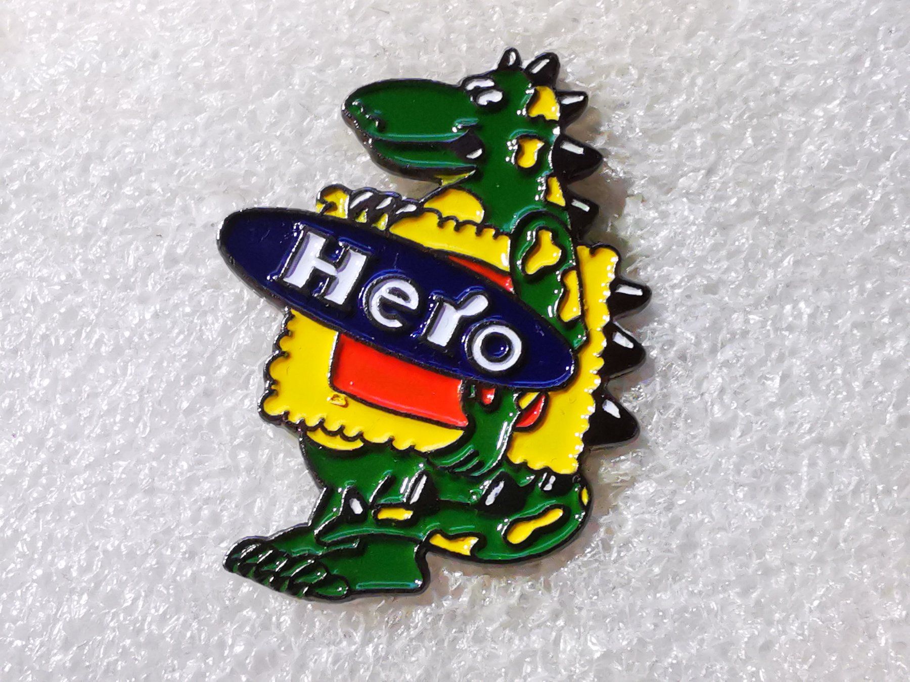 Plaketten & Abzeichen: Ansteckpin 103: Hero – Gebraucht aus Oppligen von Pin-Fall-Shop