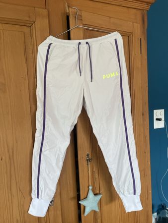 Pantalons de survêtement Puma blanc avec bandes violettes 
