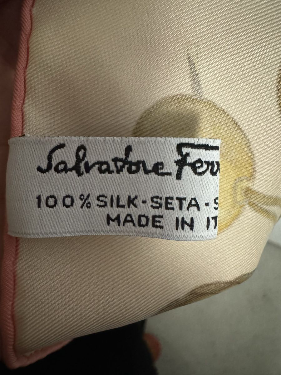 Salvatore Ferragamo Foulards & écharpes: Salvatore Ferragamo Seidentuch – D'occasion à Zürich par Chanelle07 2