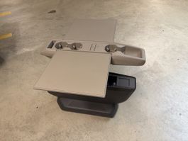 Tisch / Mittelkonsole mit Becherhaltern und Ablage
