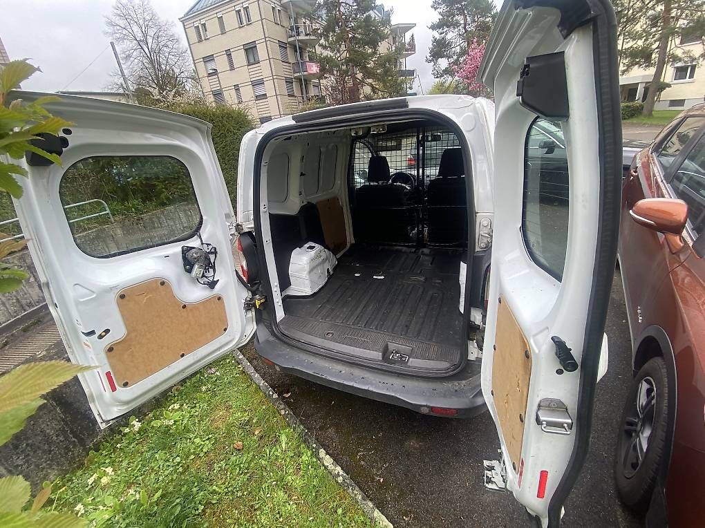 Veicoli commerciali: Ford Transit Courier 2015 1.0 Liter   mit Klima  – Usato da Winterthur venduto da Sinoregi 7