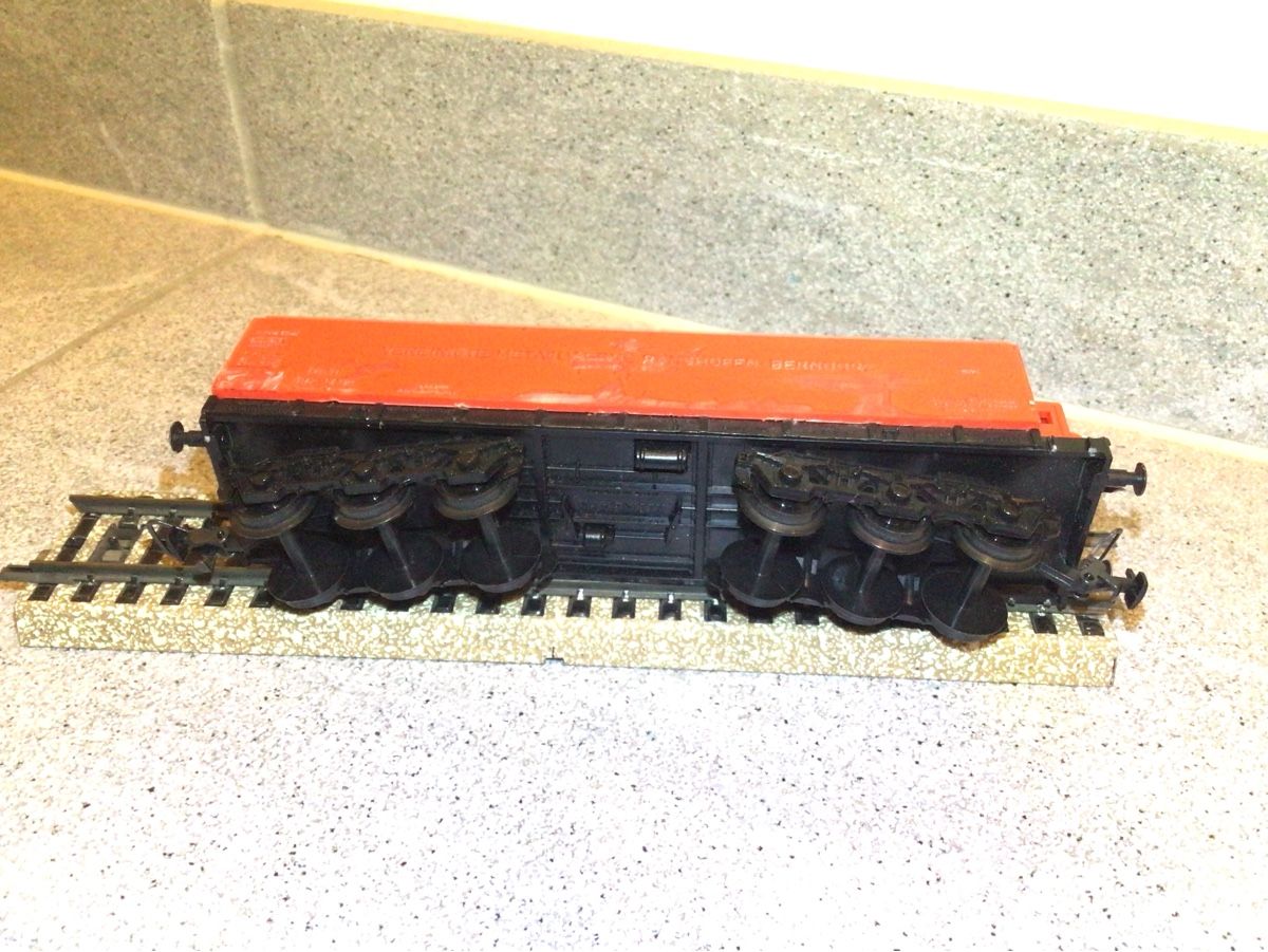 Kleinbahn Modellini di ferrovie: Roter Güterwagen von Hag, Spur H0 – Usato da Galgenen venduto da PhilM. 4