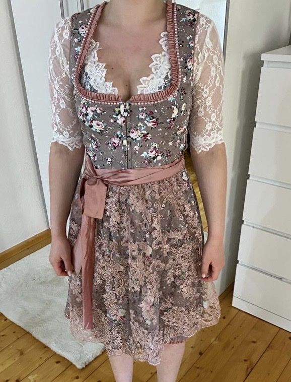 Vestiti: Dirndl Alpenfee Blumenmuster grau Grösse 36 getragen – Nuovo (secondo la descrizione) da Kloten venduto da mor_m8mp