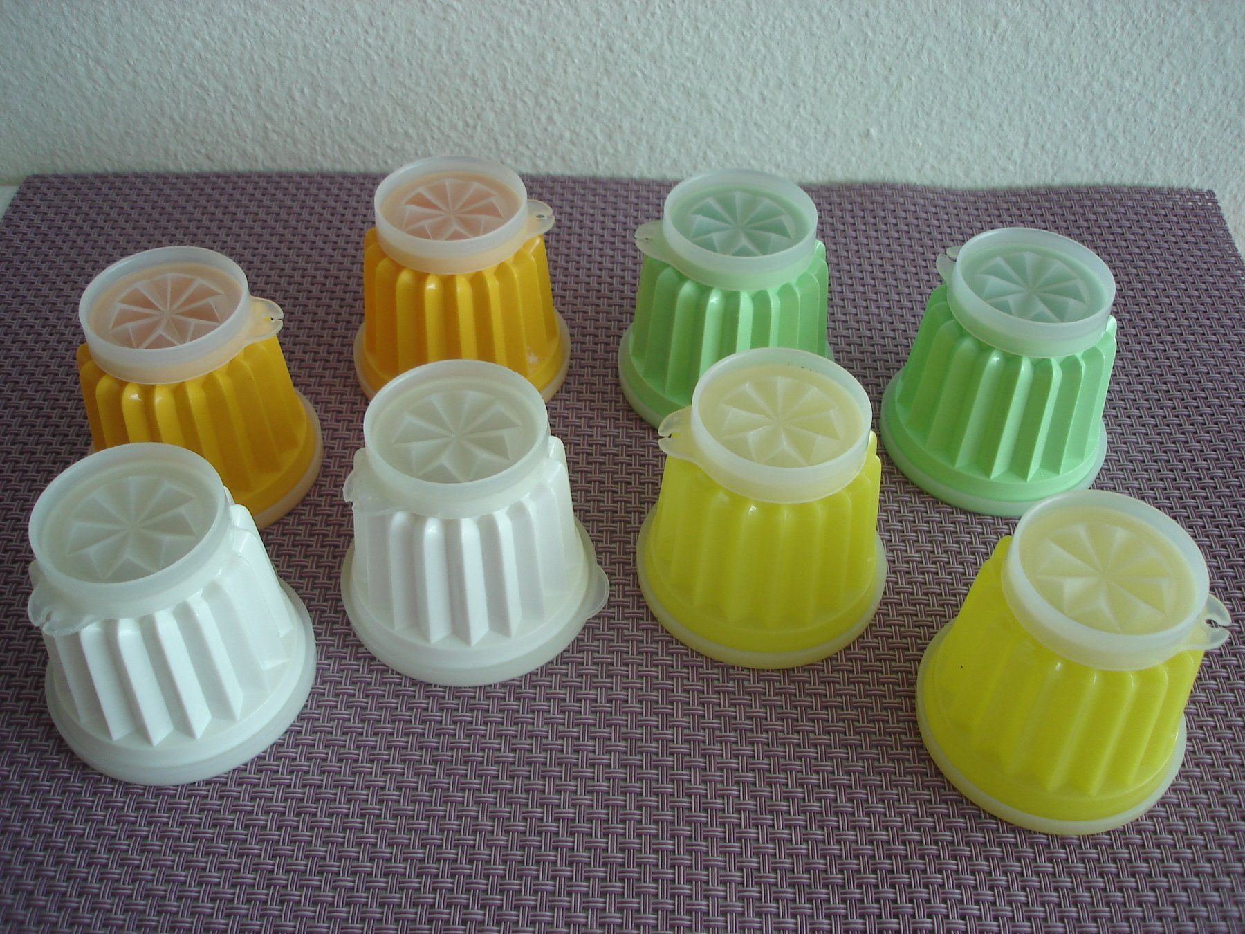 Tupperware Contenitori & Simili: 8 Vintage Tupperware Puddingförmchen 1970er Jahre – Usato da Regensdorf venduto da anna059 1