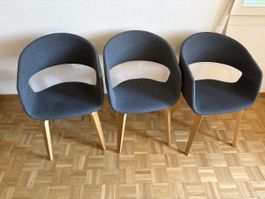 3 Stuehle Polster grau Holzbeine guter Zustand