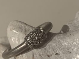 Eleganter Ring 925 Silber mit Zirkonia-Steinbesatz.