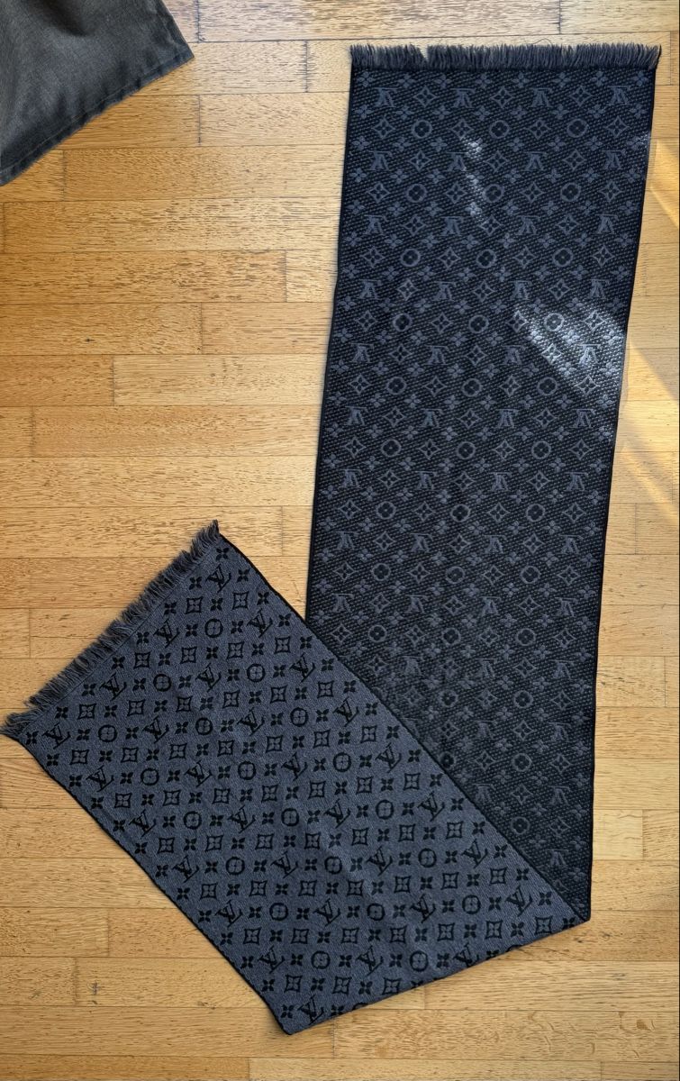 Louis Vuitton Foulards, Tücher & Schals: LOUIS VUITTON Schal Monogram Classic Anthrazit – Gebraucht aus Zürich von StarBurn 4