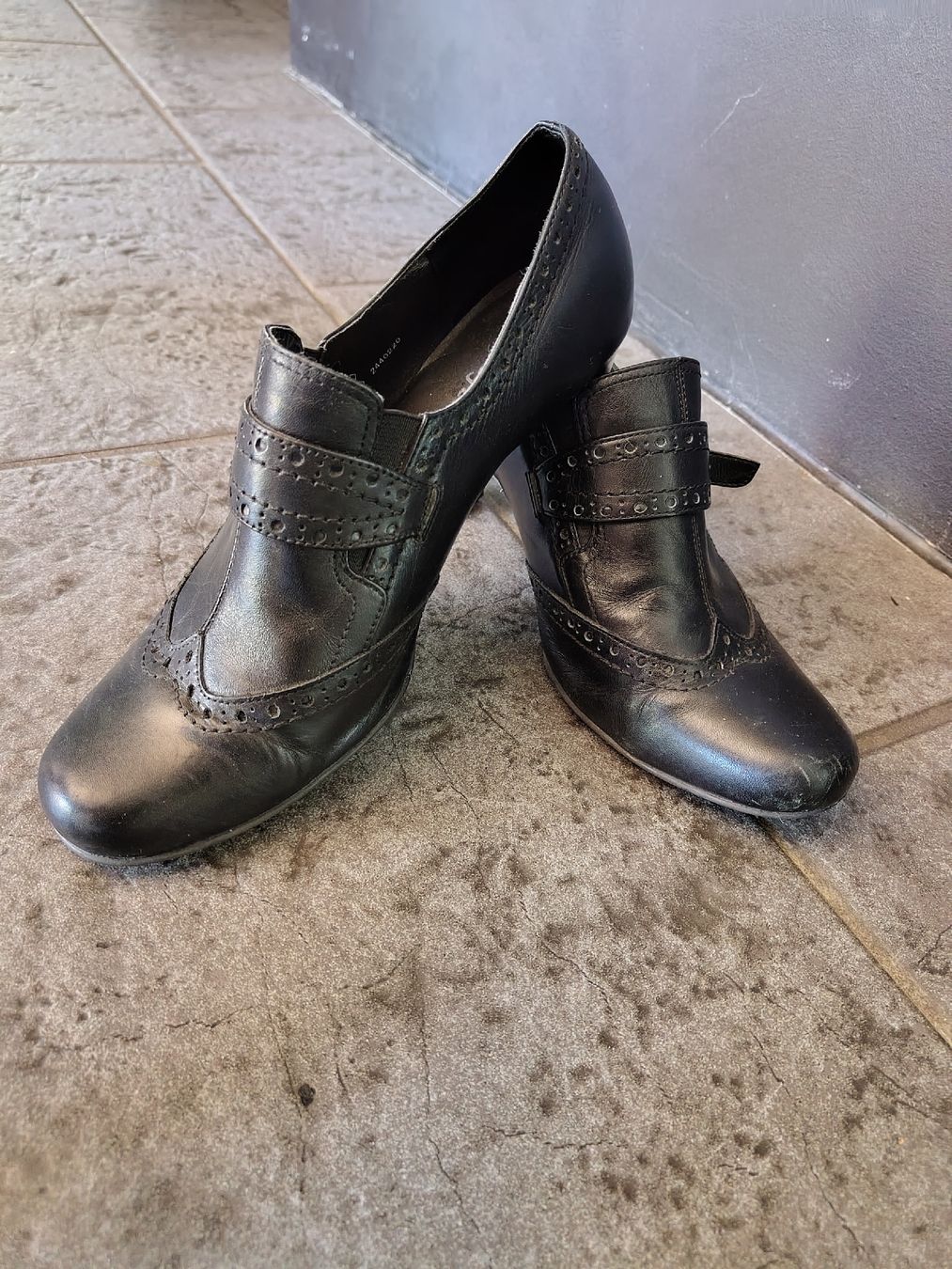 Chaussures femmes: Escarpins noir cuir 39  – D'occasion à St-Imier par Isatys89 2