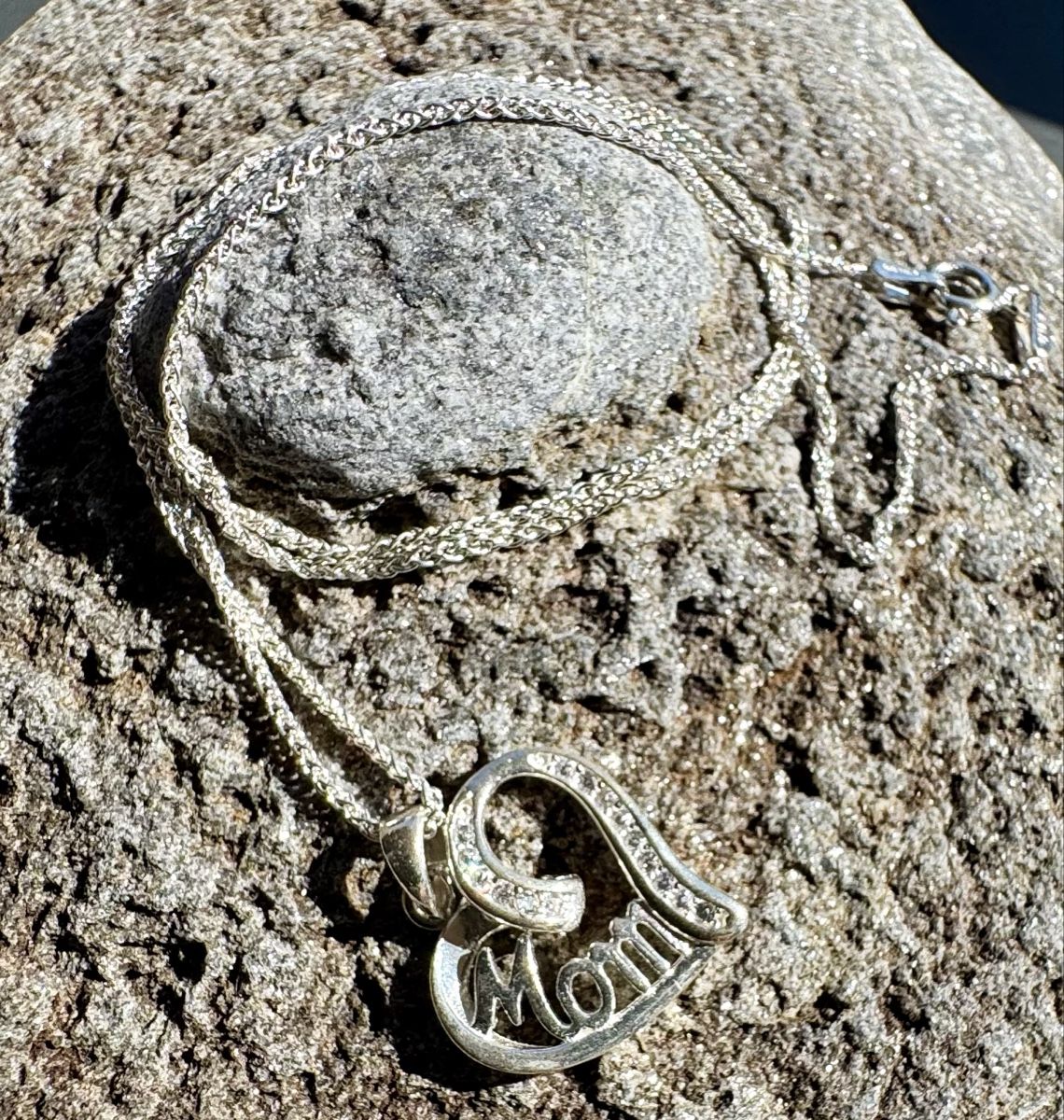 Anhänger: Silberkette mit "Mom" Herzanhänger - Geschenkidee! – Neu (gemäss Beschreibung) aus Rüti ZH von MapleLeaf62