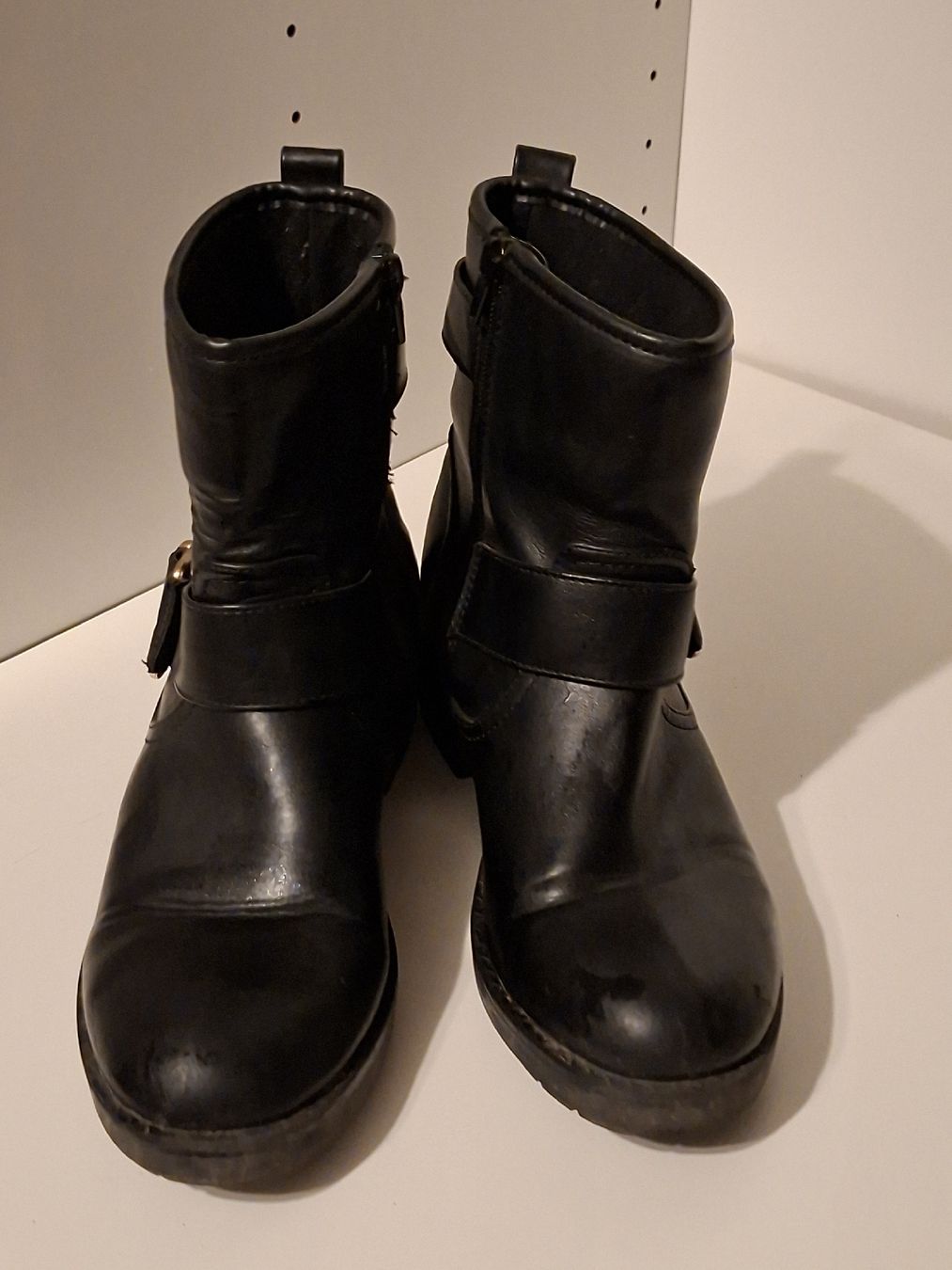 Damenschuhe: Schwarze Lederstiefel, Gr. 38, mit Schnallen - gebraucht – Gebraucht aus Lengwil von Gastman45 2