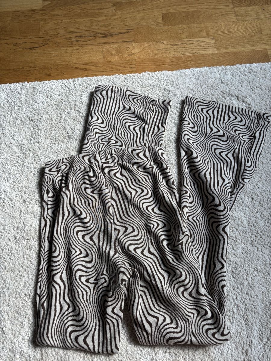 Stradivarius Pantaloni: Gemusterte Hose Stradivarius – Usato da Zürich venduto da alessia.s 1