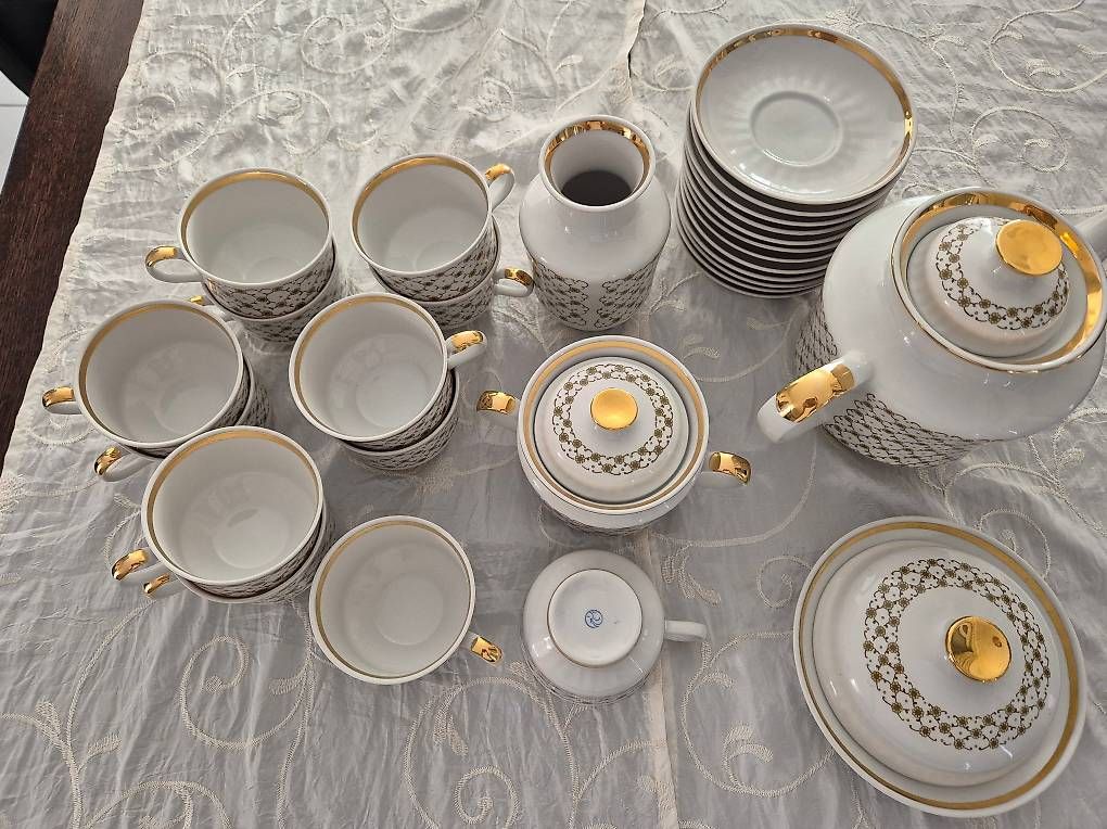 Set di piatti: Schönes Kaffeegeschirr mit Goldrand – Usato da Sirnach venduto da medusaoriental