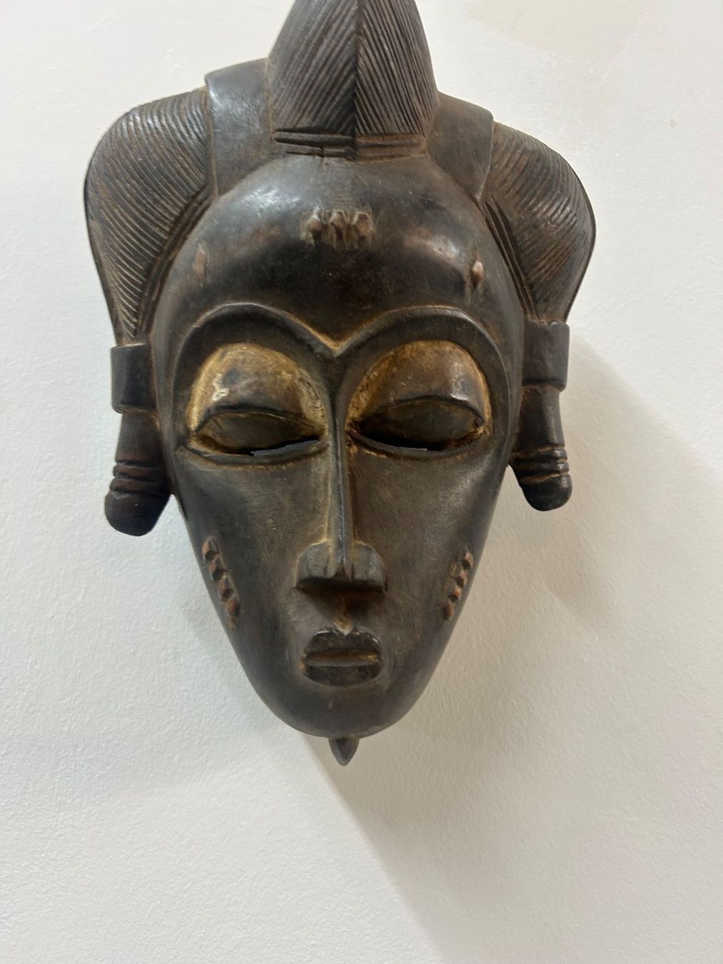 Internationale Kunst: antike traditionelle afrikanische Holz-Maske Alter unbekannt – Gebraucht aus Zürich von Levelart 1