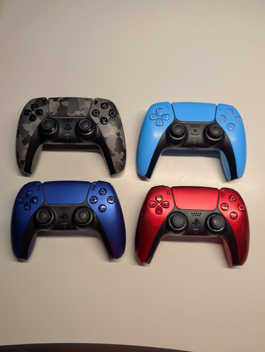 Sony Konsolen: 4 manettes PS5 défectueuses  – Defekt aus Martigny von DimilouGilbert