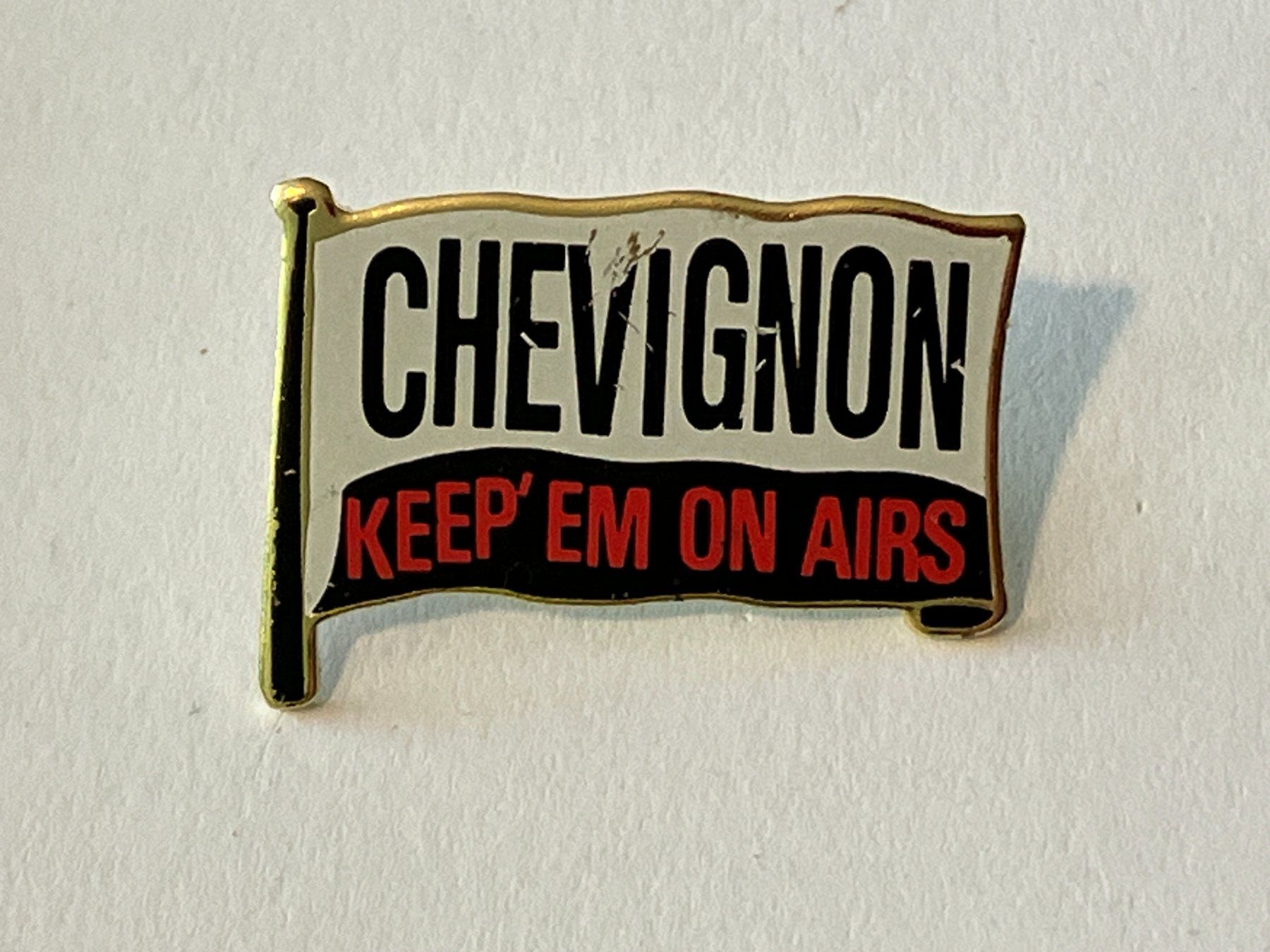 Plaketten & Abzeichen: 1 Pin Chevignos – Gebraucht aus Basel von djwwpp