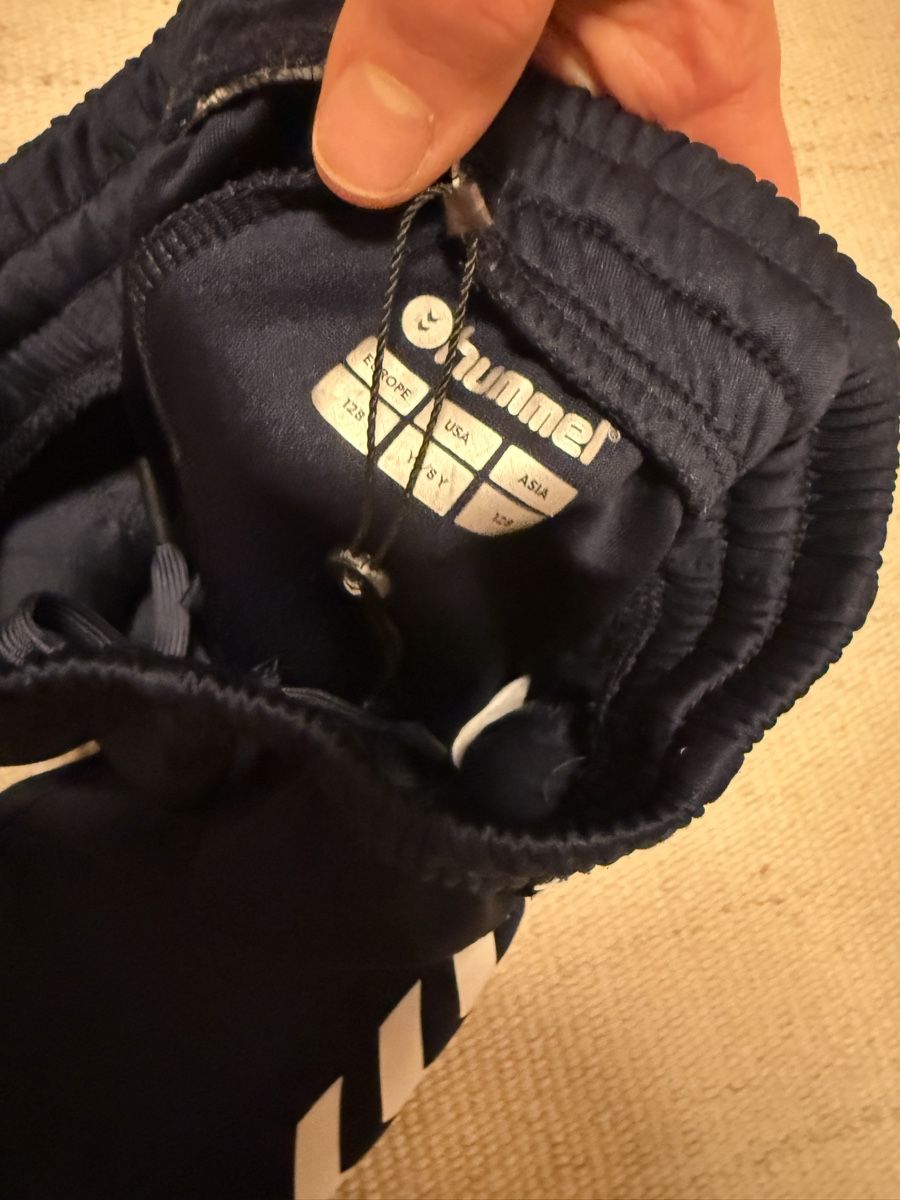 Hummel Pantaloni: Hummel training pants navy blue size 128 – Usato da Lenzburg venduto da Reniss_ 1