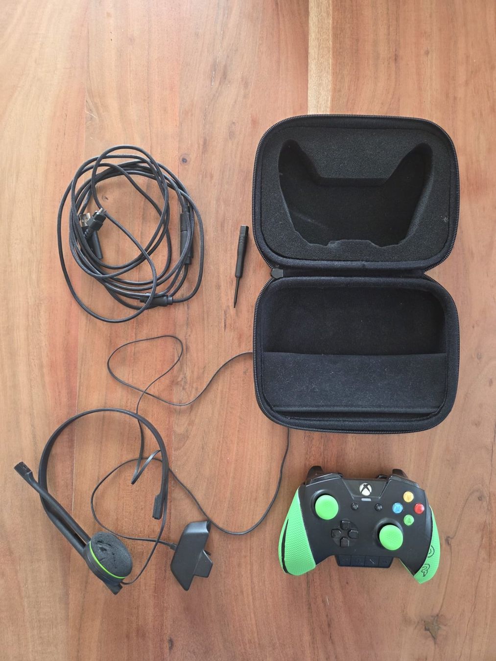 Microsoft Console: RAZER manette pour XBOX – Usato da Les Vérines venduto da Doubulle