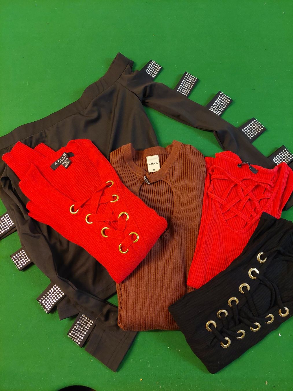 Lotti di vestiti: 5 spezielle Pullover – Usato da Wynau venduto da Meysi