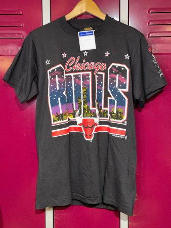 "NWT" VINTAGE 90S CHICAGO BULLS WINDOW NBA T-SHIRT SZ: M