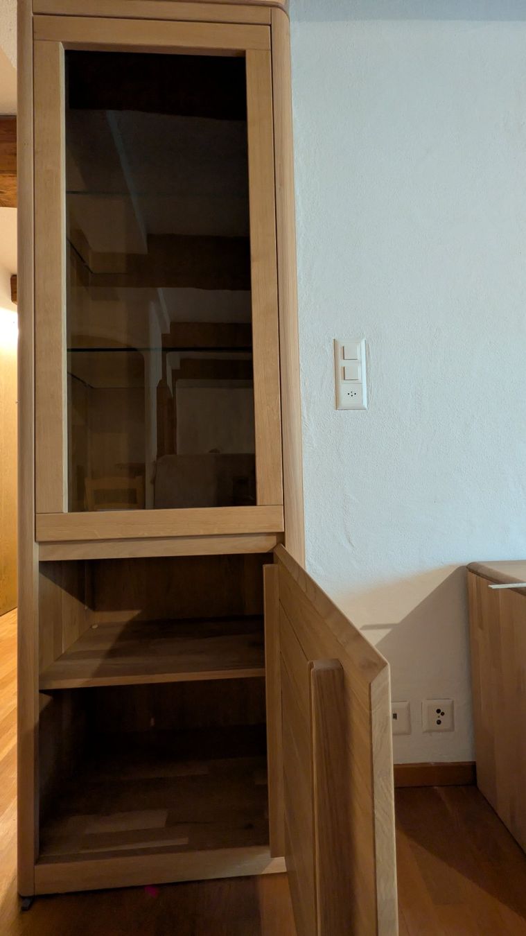 Armadi: Vitrinenschrank mit 2 Glastablaren – Usato da Rapperswil SG venduto da Danakka 1