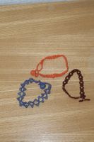 Handmade Armbänder aus Plastikperlen