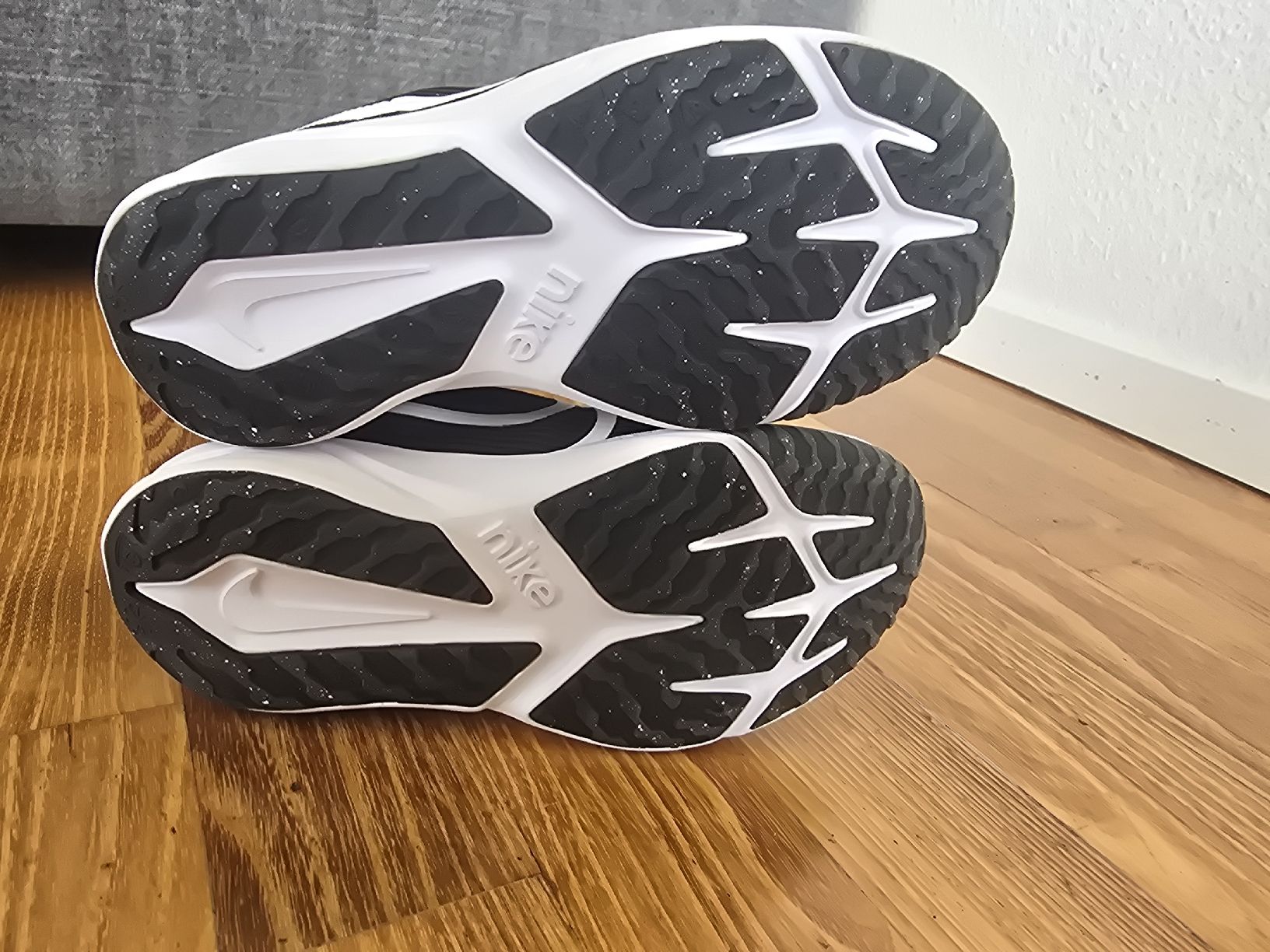 Nike Scarpe per ragazzi: Nike Turnschuhe 32, neuwertig – Usato da Zürich venduto da Henrimatisse 3