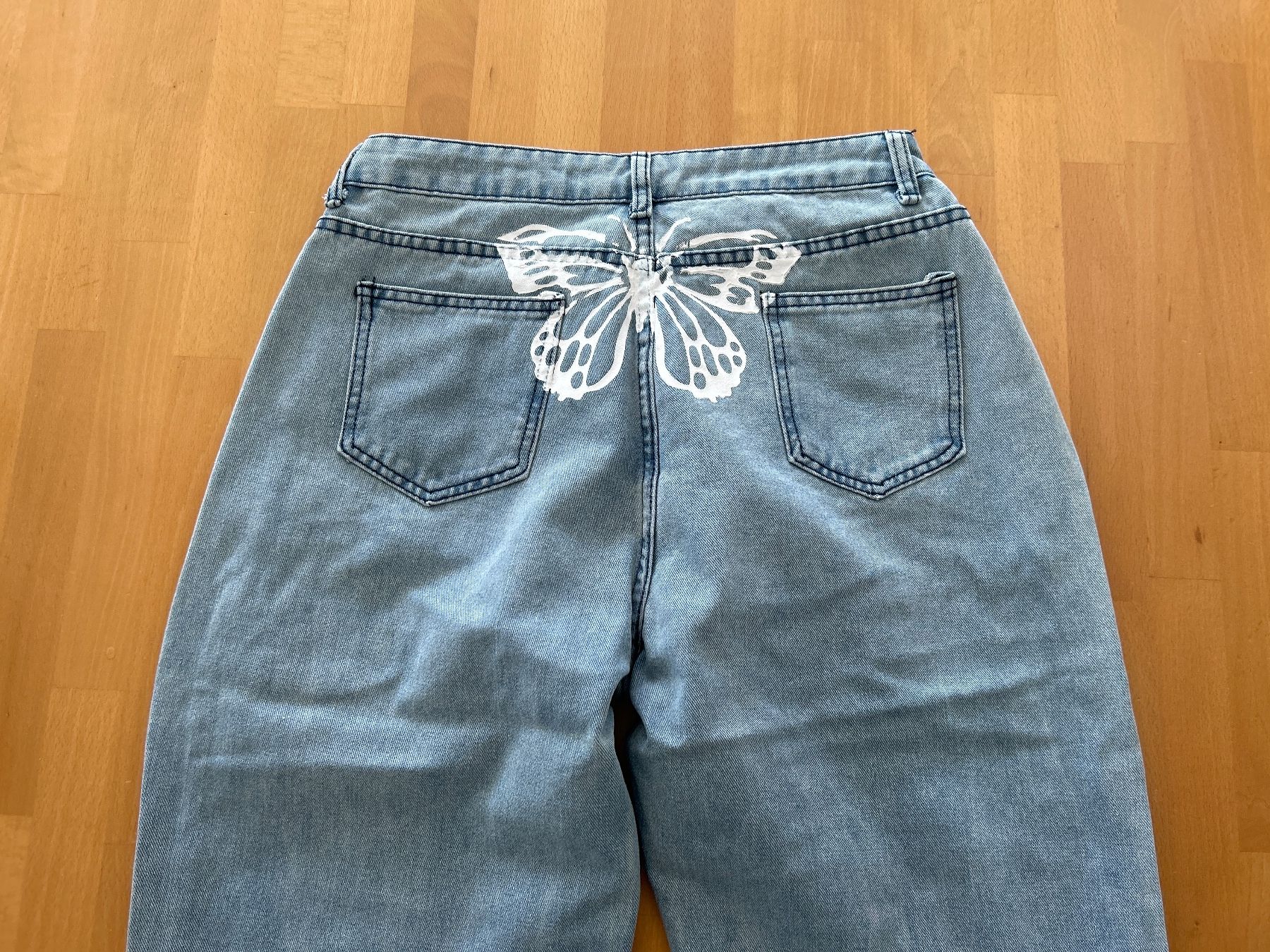 Jeans: Helle Jeans mit Schmetterling Gr. L – Usato da Buttisholz venduto da allule13 1