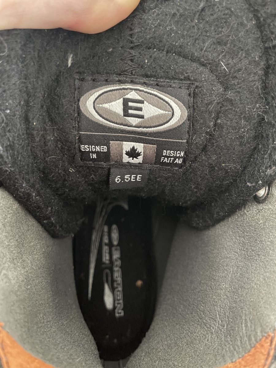 Easton Pattini da ghiaccio: Schlittschuhe Gr. 6.5 (40) – Usato da Wangen an der Aare venduto da DiGe 2