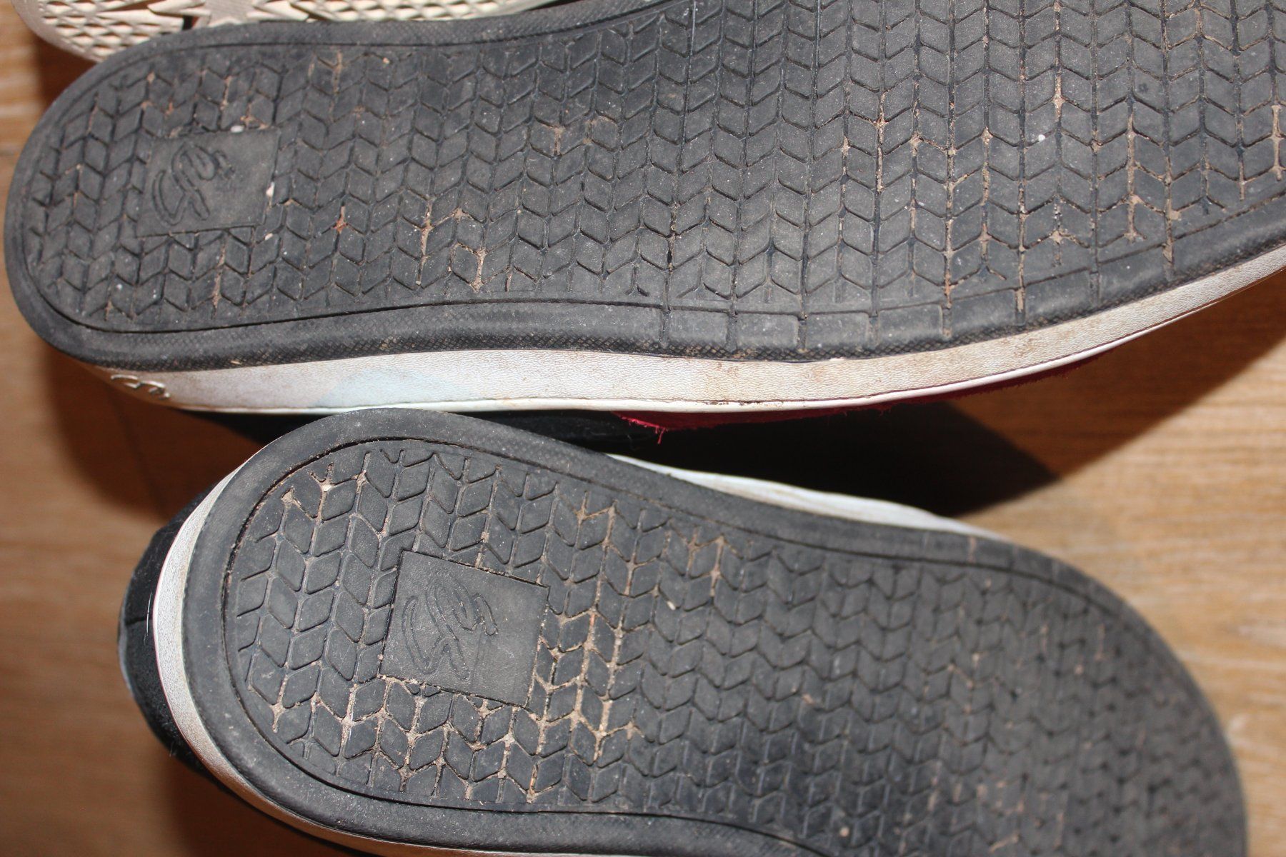 Skateboards: 2x skateboard shoes és et DC – Usato da Travers venduto da ColibriRoseOrange 6
