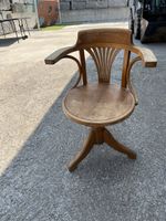 Drehstuhl aus Holz mit Armlehnen