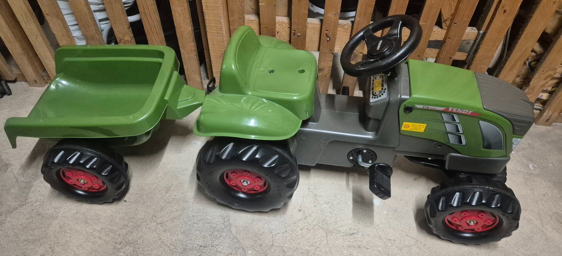 Fendt Fahrzeuge für Kinder: Fendt Trettraktor mit Anhänger – Neu (gemäss Beschreibung) aus Pratteln von chihuahua1988