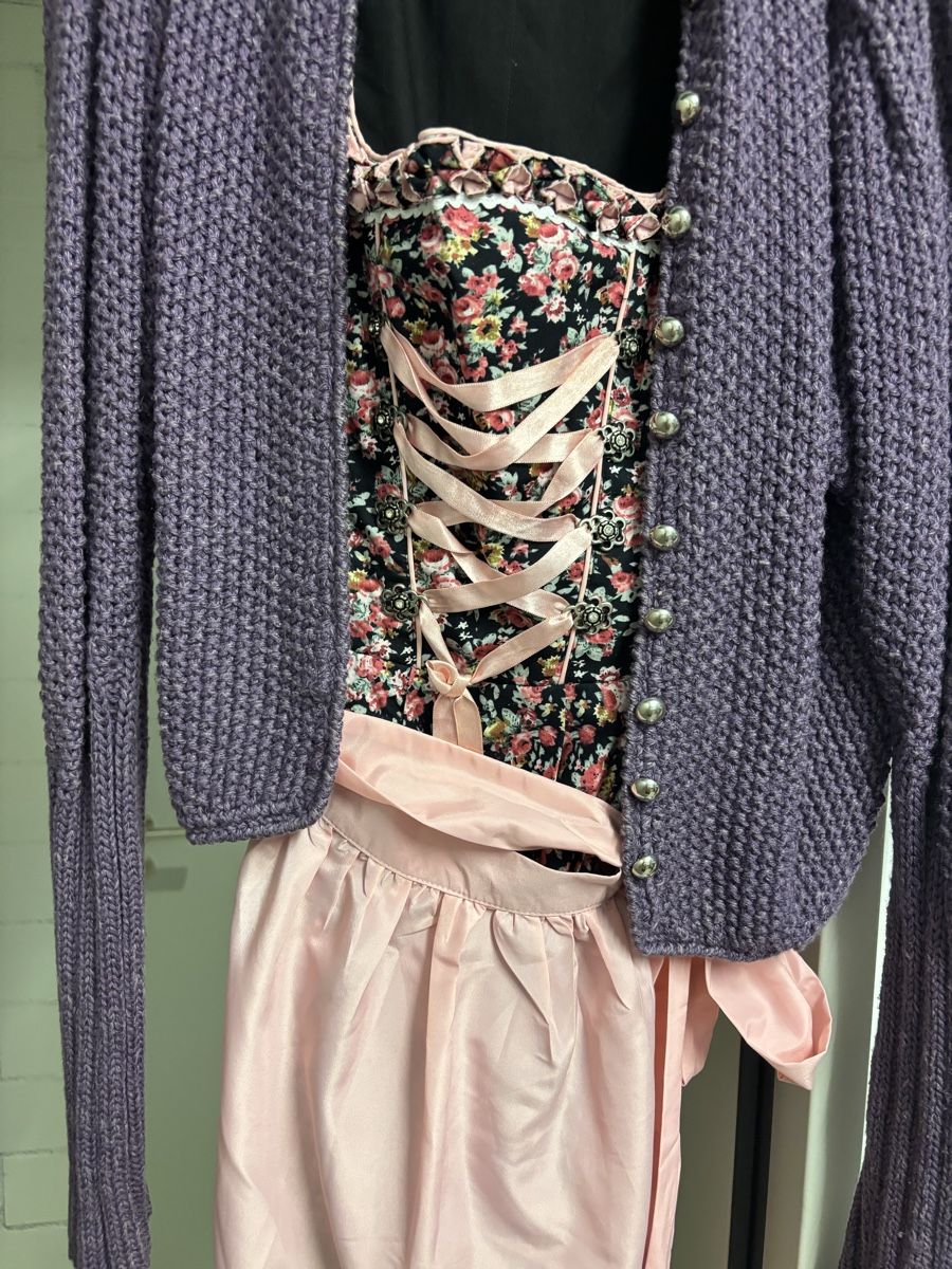 Kleider: Dirndl mit Strickjacke – Gebraucht aus Wil SG von Kaisermanoever 1