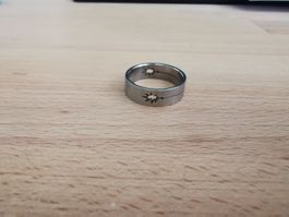 Edelstahlring mit ausgeschnittenem Muster