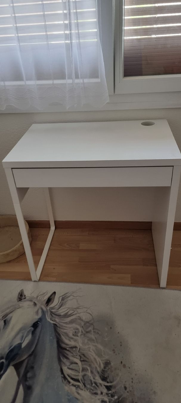 Ikea Bureaux: Schreibtisch weiss mit Schublade  – D'occasion à Binningen par her_6w9f