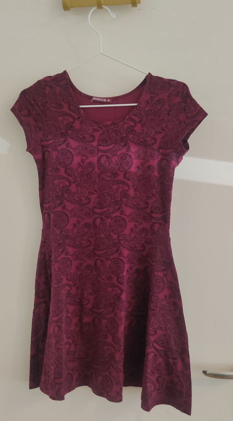 Robes: Terranova burgundy Dress with Pattern Size M – D'occasion à Muttenz par fl.sab