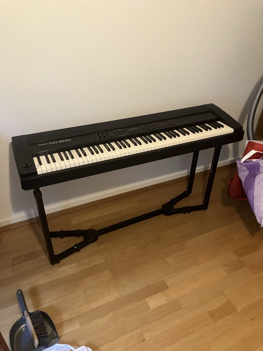 Roland Strumenti musicali: Roland RD-600 Digital Piano – Usato da Zürich venduto da breitstefan