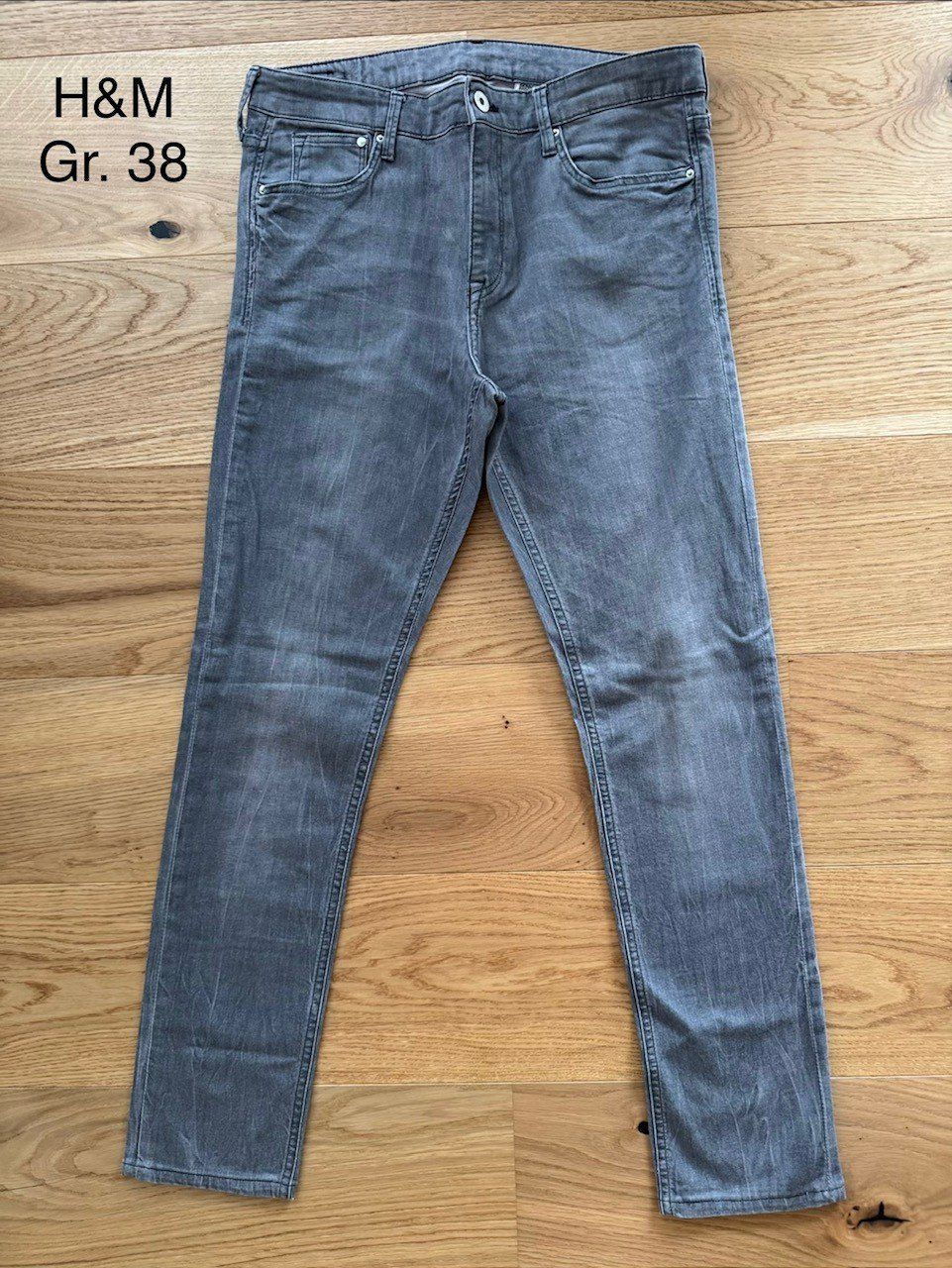 H&M Jeans: grau/schwarze Jeans H&M Gr. 31/34 – Nuovo (secondo la descrizione) da Kleindöttingen venduto da CorinaCoco