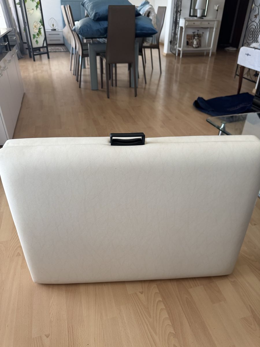 Kosmetik-& Massageliegen: Massage Table with Face Hole and Carry Bag Used – Gebraucht aus Thalwil von 0041angel 9