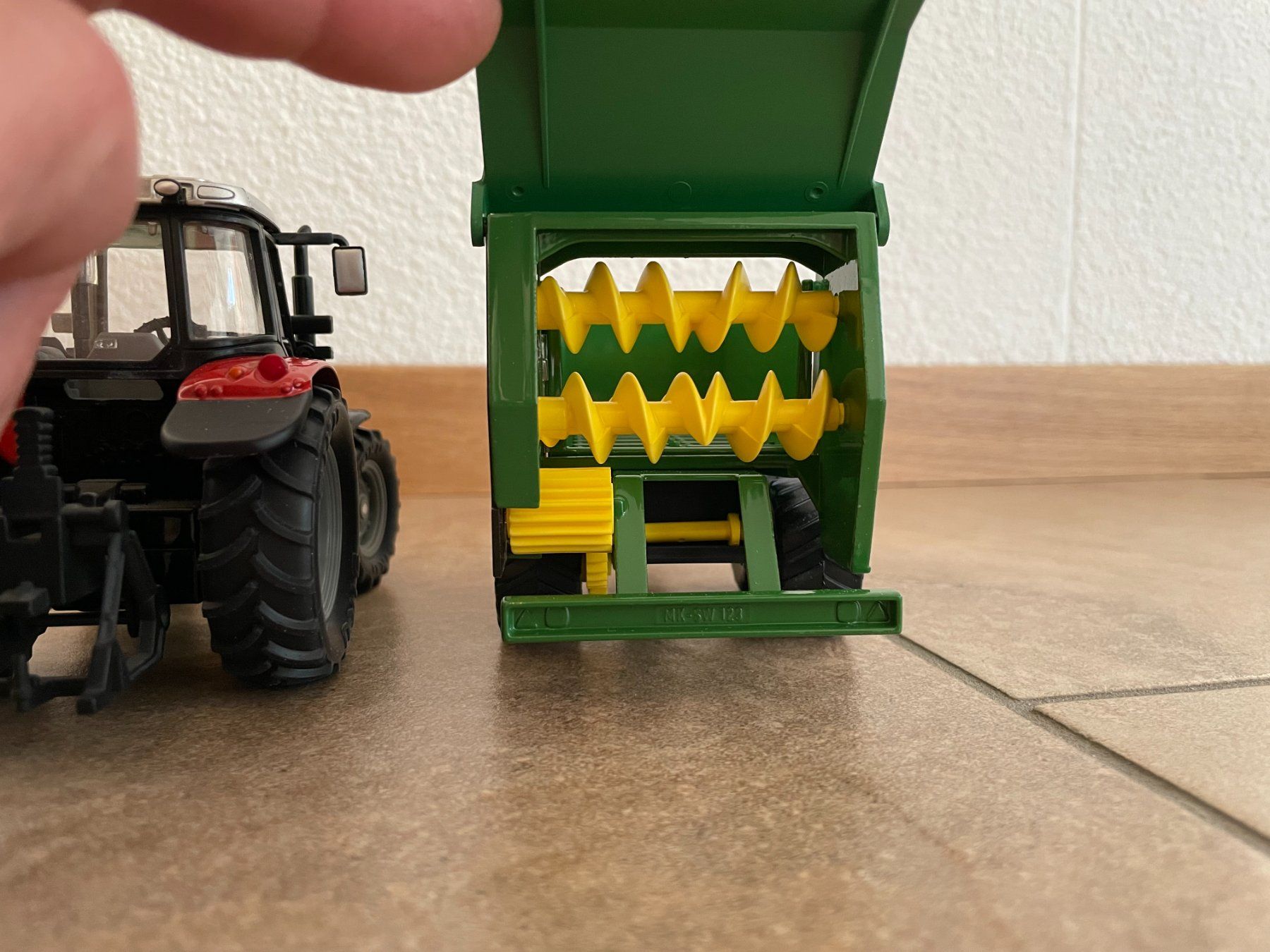 Massey Ferguson Trattori: SIKU Massey Ferguson 5455 mit Bergmann – Nuovo e nell'imballaggio originale da Kreuzlingen venduto da Stefan1150 4